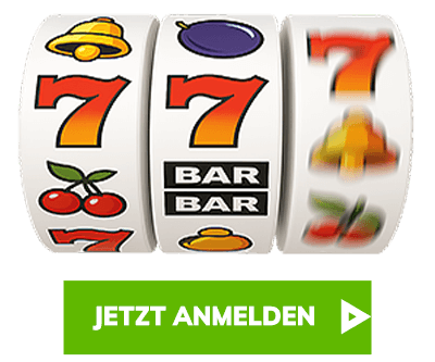 Drei Walzen eines klassischen Spielautomaten mit Siebenern und Fruchtsymbolen